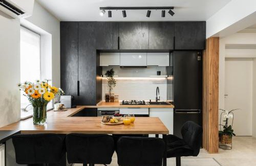 Brasov Apartment | Skylark - Melbourne Penthouse with Jacuzzi & View