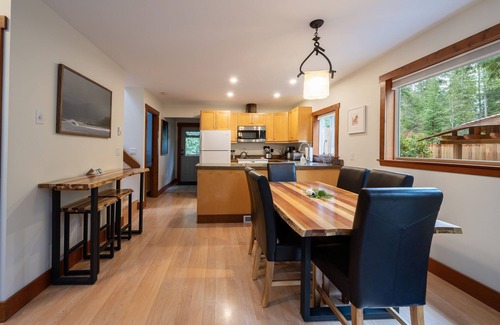 Tofino House | Skylight Cottage- Mackenzie Beach, Private Hot Tub