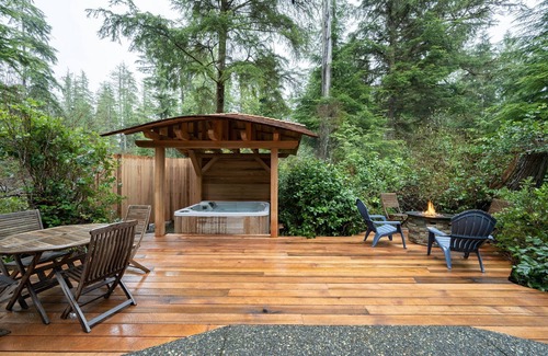 Tofino House | Skylight Cottage- Mackenzie Beach, Private Hot Tub