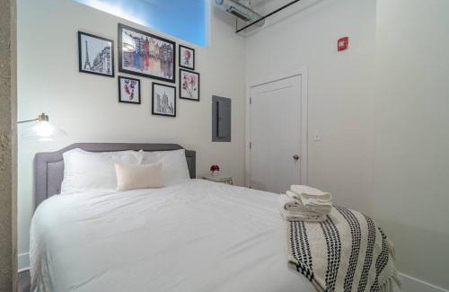Near South Side Apartment | Skyline 2BR in South Loop with Optional Parking & Gym Access Near Museum Campus and McCormick Place