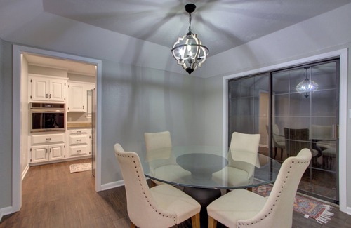 Texarkana House | Skyline Lux - King Bed - Garage