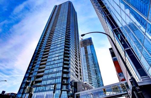 Downtown Montreal Apartment | Skyline Penthouse & Condo - Downtown Montreal - Pool Spa Parking