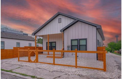 Near East Side Apartment | Skyline Retreat 3BR-3BA w Stunning Views Near DT