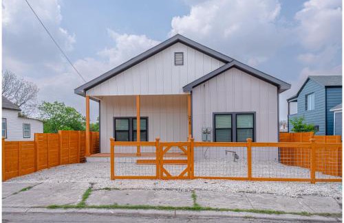 Near East Side Apartment | Skyline Retreat 3BR-3BA w Stunning Views Near DT