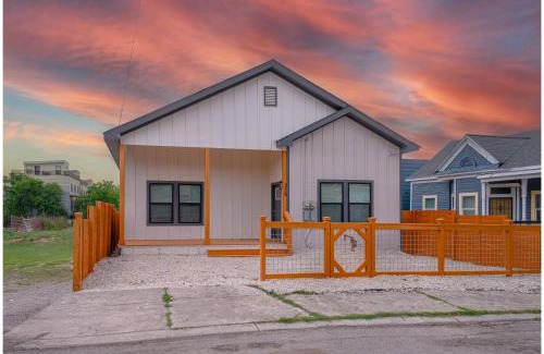 Near East Side Apartment | Skyline Retreat 3BR-3BA w Stunning Views Near DT