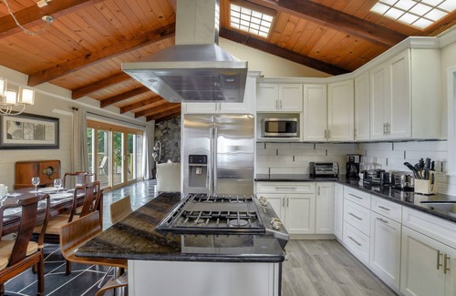 Skyline-Hillcrest Estates House | Skyline Retreat with Spectacular Bay Views