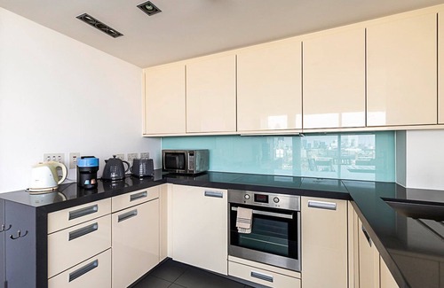 Chaucer Apartment | Skyline Serenity in Southwark