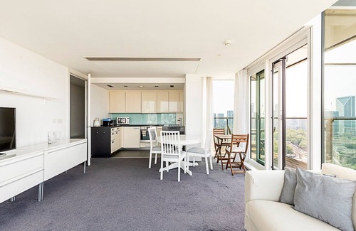 Chaucer Apartment | Skyline Serenity in Southwark