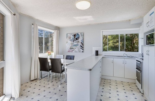 Coolangatta Apartment | Skyline Unit 12- Located in central Coolangatta easy walk to beaches, cafes & shops, Wi-Fi Inc.