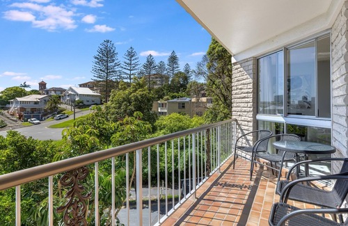 Coolangatta Apartment | Skyline Unit 12- Located in central Coolangatta easy walk to beaches, cafes & shops, Wi-Fi Inc.