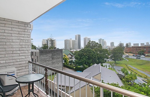 Coolangatta Apartment | Skyline Unit 12- Located in central Coolangatta easy walk to beaches, cafes & shops, Wi-Fi Inc.