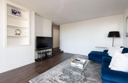 Norma Triangle Apartment | Skyline Views 1-Bedroom with Balcony and Pool