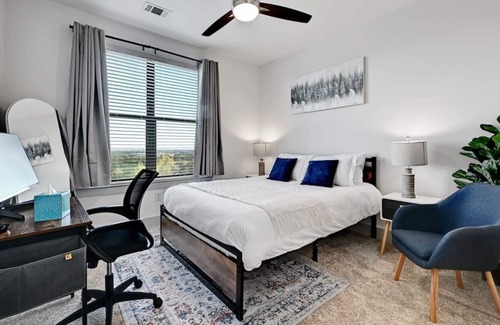 East Oak Hill Apartment | Skyline Views 2Bed/2Bath Apt w/ Parking, 1G Wifi, EV Charging