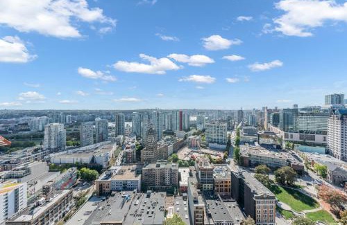 Gastown Apartment | Skyview, 40th Floor! 2BR Condo in Downtown Vancouver