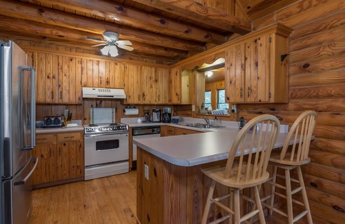 Lynn Cabin | Skyview | Mountaintop Cabin with Grand Views | TIEC access.