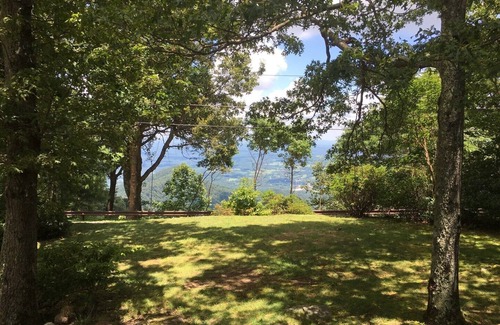 Lynn Cabin | Skyview | Mountaintop Cabin with Grand Views | TIEC access.