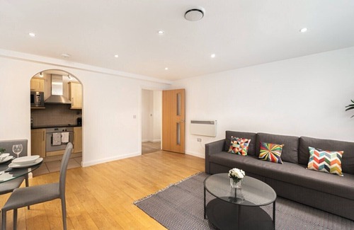 Oakleigh Apartment | Skyvillion - Cozy 2 Bed Apartment + Balcony in New Barnet