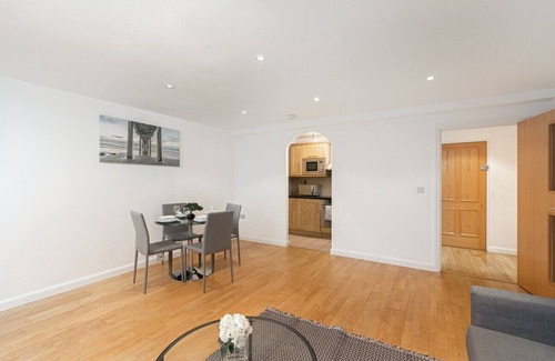 Oakleigh Apartment | Skyvillion - Cozy 2 Bed Apartment + Balcony in New Barnet