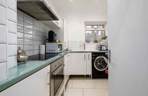 Latchmere Apartment | Sleek 1 BD Flat, 7 mins from Battersea Park