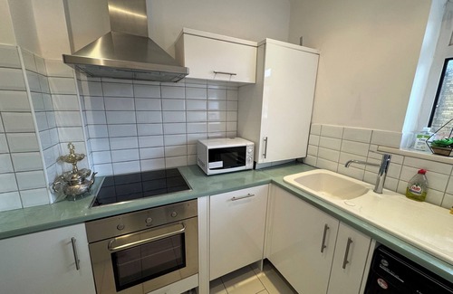Latchmere Apartment | Sleek 1 BD Flat, 7 mins from Battersea Park