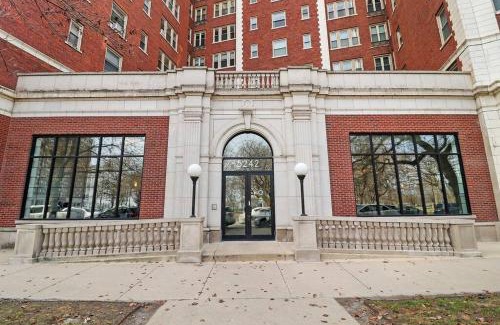 East Hyde Park Apartment | Sleek 1-Bedroom Apt in Chicago - East Park Tower 0610 rep
