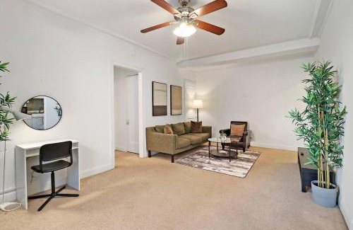 East Hyde Park Apartment | Sleek 1-Bedroom Apt in Chicago - East Park Tower 0610 rep