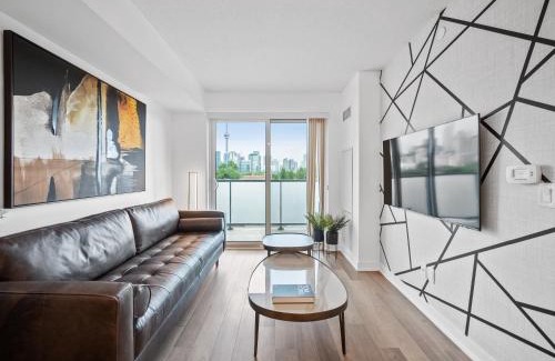 Grange Park Apartment | Sleek 1BR & office Condo - CN Tower, Skyline view