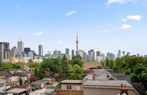 Grange Park Apartment | Sleek 1BR & office Condo - CN Tower, Skyline view