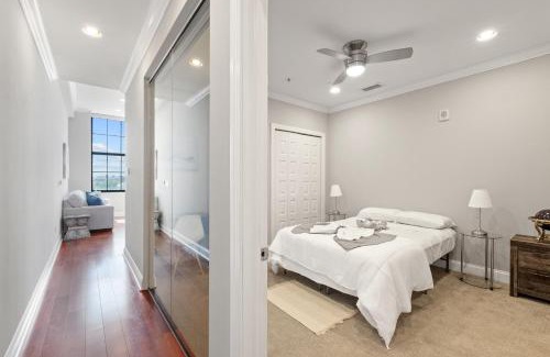 Olde Kensington Apartment | Sleek 1br W Rooftop Amenities