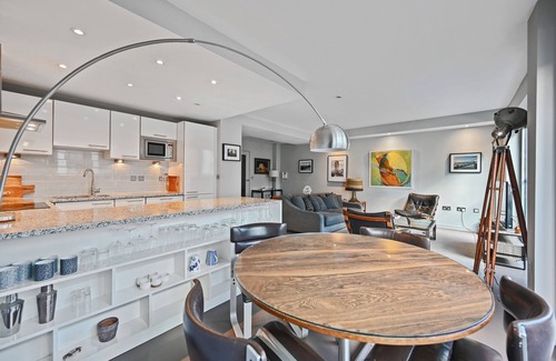 Farringdon Apartment | Sleek 2BD Flat w/Terrace - 2 Mins from Farringdon!