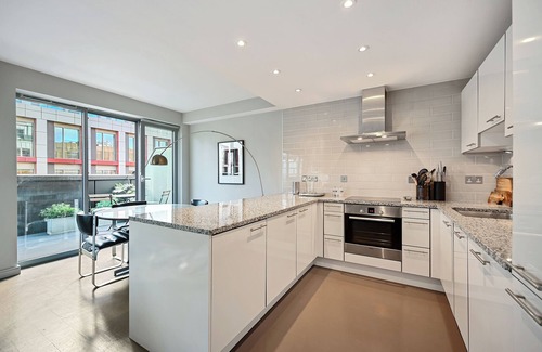 Farringdon Apartment | Sleek 2BD Flat w/Terrace - 2 Mins from Farringdon!