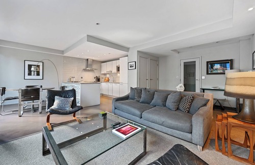 Farringdon Apartment | Sleek 2BD Flat w/Terrace - 2 Mins from Farringdon!