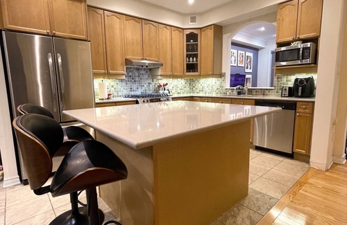 Clairlea - Birchmount House | Sleek 3-Level Townhome, Close to Subway Station