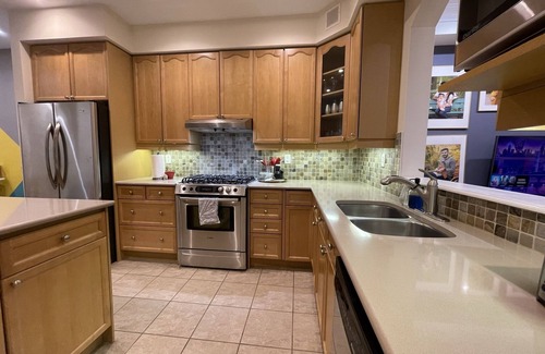 Clairlea - Birchmount House | Sleek 3-Level Townhome, Close to Subway Station