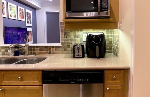 Clairlea - Birchmount House | Sleek 3-Level Townhome, Close to Subway Station