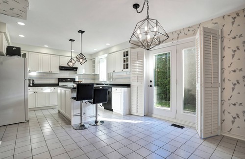 Thornhill House | Sleek; 4 bedroom, two story with basement and Ping pong table in Thornhill