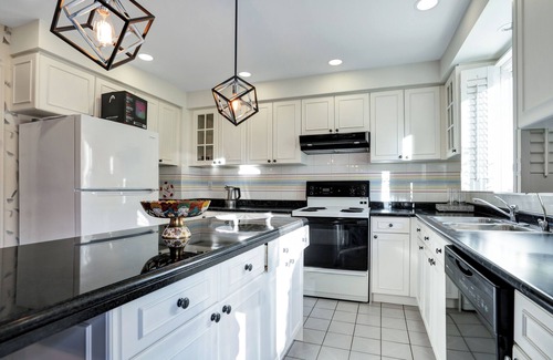 Thornhill House | Sleek; 4 bedroom, two story with basement and Ping pong table in Thornhill