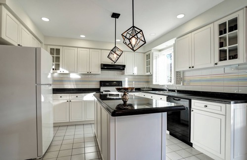 Thornhill House | Sleek; 4 bedroom, two story with basement and Ping pong table in Thornhill
