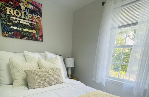Parkville House | SLEEK AND SPACIOUS TOWN HOME