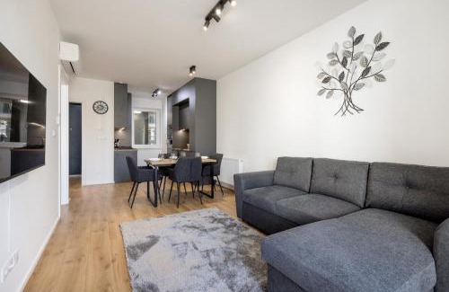 Nepszinhaz negyed Apartment | Sleek Apartment with Balcony and Parking