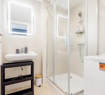 Nepszinhaz negyed Apartment | Sleek Apartment with Balcony and Parking