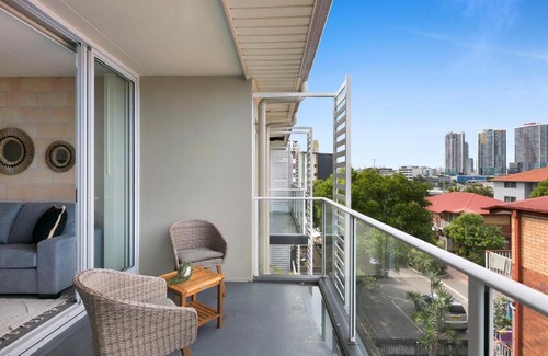 Southport Apartment | Sleek Apartment with Pool and Rooftop Terrace