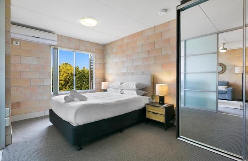 Southport Apartment | Sleek Apartment with Pool and Rooftop Terrace