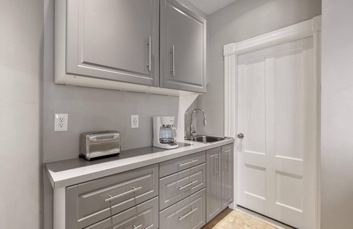 Manchester Apartment | Sleek & Bright 1st Flr Studio Short -Midterm Stays