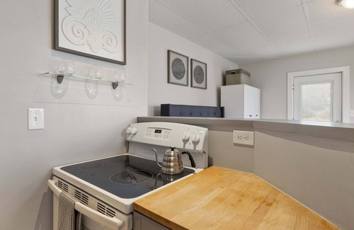 Manchester Apartment | Sleek & Bright 1st Flr Studio Short -Midterm Stays