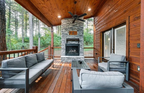 Pickens House | Sleek Cabin with Hot Tub 11 Mi to Broken Bow Lake!