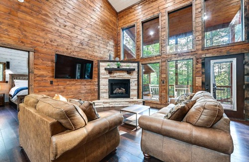 Pickens House | Sleek Cabin with Hot Tub 11 Mi to Broken Bow Lake!