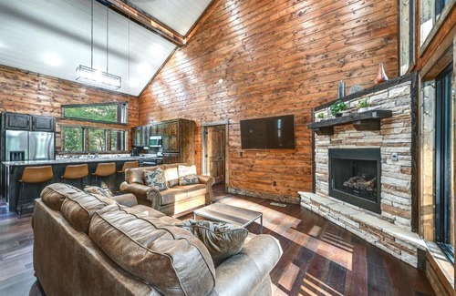 Pickens House | Sleek Cabin with Hot Tub 11 Mi to Broken Bow Lake!