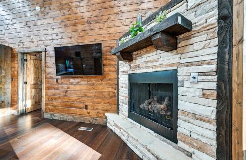 Pickens House | Sleek Cabin with Hot Tub 11 Mi to Broken Bow Lake!