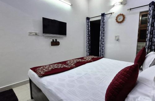 Vasant Vihar Apartment | Sleek City Retreat with Kitchen l Near Airport